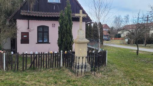 Křížek u jedné z malebných místních chaloupek