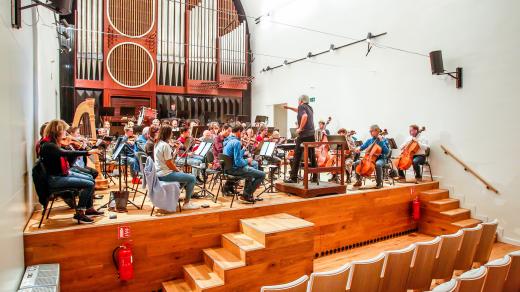 Jihočeská filharmonie zkouší v kostele svaté Anny v Českých Budějovicích