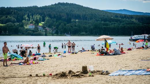 Koupání na přehradě Lipno (na snímku hlavní pláž v Horní Plané)