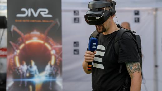 Reportér Vojtěch Koval si zkouší virtuální realitu. Přenesl se do středověké Prahy