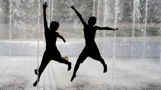 Léto - horko - fontána - město - teplo