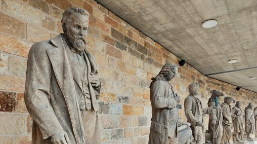 Zrekonstruované Černilovy sochy v atriu hořického muzea