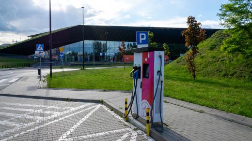 Hybridní dobíjecí stanice i pro elektromobily