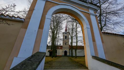 Poutní areál v Římově na Českobudějovicku s kostelem Svatého Ducha