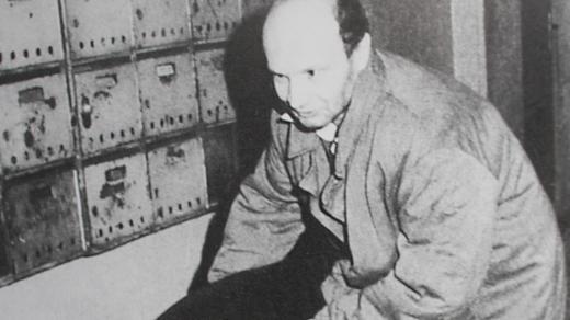 Jaroslav Kadlec při rekonstrukci vraždy s figurantem. Ludmilu Pražákovou napadl v průchodu domu, kde bydlela