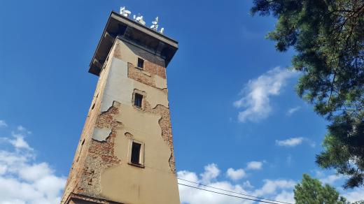Zděná rozhledna se rozprostírá v nadmořské výšce 416 metrů nad mořem, měří celkem 24,8 metrů, a abyste se dostali na její vrchol, respektive na vyhlídkovou plošinu, musíte zdolat 121 schodů