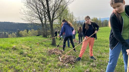 Žáci z Vrchlabí a okolí vyráží na jaře místo výuky hrabat horské louky v Krkonoších