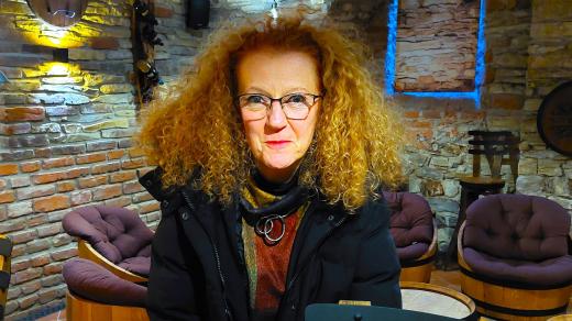 Charismatická i s nadsázkou ulítlá Jana Portyková ve sklepě kavárny Bonaventura, který láká k poetickým divadelním inscenacím