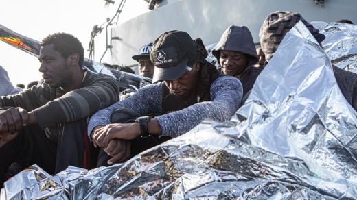 Libyjská pobřežní stráž navrací uprchlíky do válkou sužované země, kde končí v detenčních centrech. 