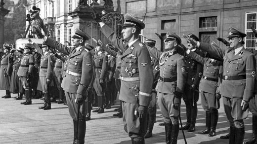 Pražský hrad v neděli 28. září 1941 dopoledne. SS-Gruppenführer Reinhard Heydrich se právě oficiálně ujal vlády nad protektorátem Čechy a Morava