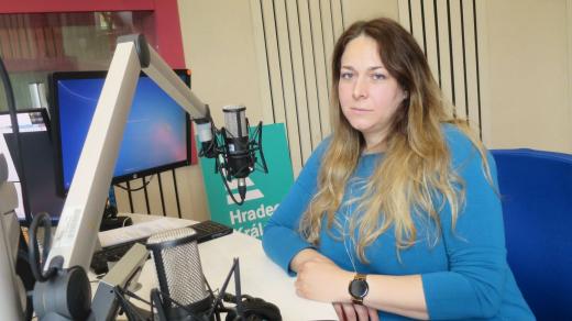 Michaela Kopta Šedivá ve studiu Českého rozhlasu Hradec Králové