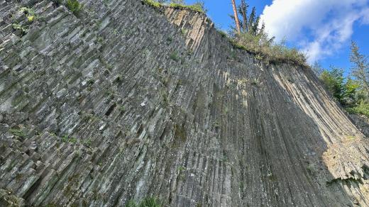 Masiv je následkem dávné sopečné erupce, při níž se na zemský povrch dostala láva