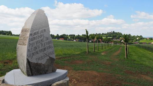 Třešňová alej, Havlíčkova Borová, socha Epigram