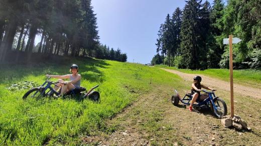 Sjezdovky na Ještědu si můžete sjet i na tříkolce. Tu letos nově půjčují na horní stanici lanovky Skalka