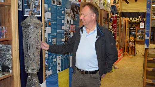 Pavel Ploc v harrachovském lyžařském muzeu u trofeje, kterou v roce 1983 na Mistrovství světa ve skocích na lyžích jen těsně nevybojoval