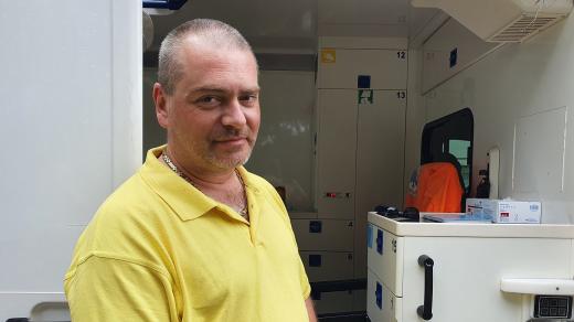 Záchranář Jan Doucha před sanitním vozem