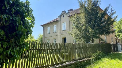 Budova fary je jednou z mála objektů, které se dochovaly v původní části Chvaletic