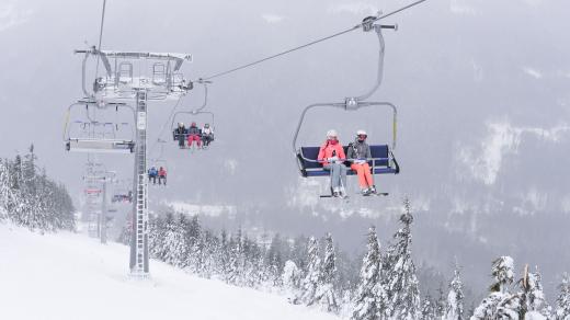 Lyžaři na sedačkové lanovce na Dolní Moravě
