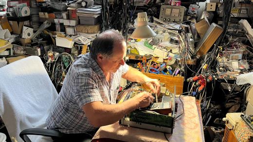 Opravář elektroniky Petr Procházka