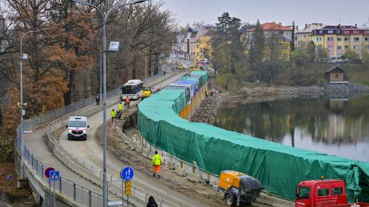 Oprava lávky pro pěší na hrázi rybníka Jordán v Táboře