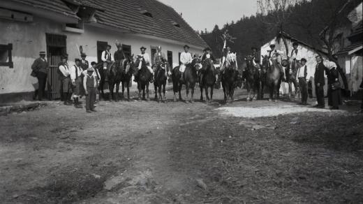 Májová objížďka Krále v Babině na Plasku. Foto: Petřík, 1930