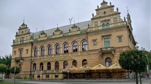 Budova Lázeňského domu  na náměstí v Lázních Bělohrad