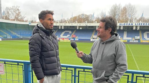 Theodor Gebre Selassie při rozhovoru s redaktorem Pavlem Petrem