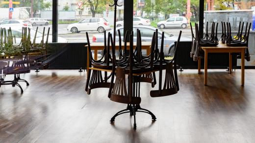 Prázdná restaurace během koronavirové pandemie (ilustrační foto)