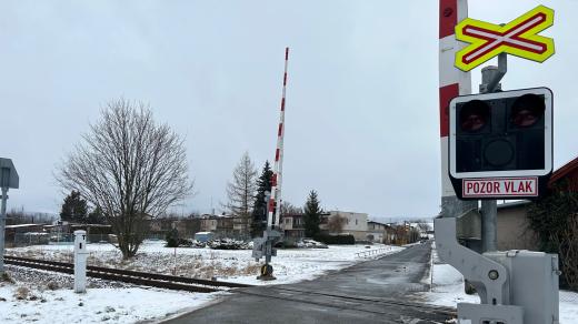 Správa železnic chce v Broumově zrušit dva železniční přejezdy, radnice s tím nesouhlasí