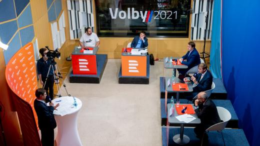 Hosté debaty zleva: Ctirad Musil (Moravané), Patrik Nacher (ANO), byli Jan Májíček (Levice), Martin Kupka (Spolu, ODS) a Jan Michael Kubín (Hnutí Prameny)
