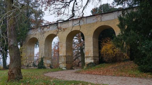 Akvadukt v zámeckém parku v Lednici