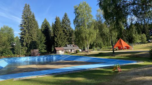 Ve čtvrtek Jiří Jelínek využil služeb „trail angelů“ v harrachovském areálu V Zákoutí. „Je to tady ve všech směrech příjemné, milé a tradiční,“ pochvaluje si
