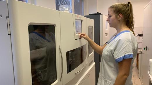 Krajská nemocnice Tomáše Bati ve Zlín, nové přístroje na patologii, laborantka Kristýna Müllerová