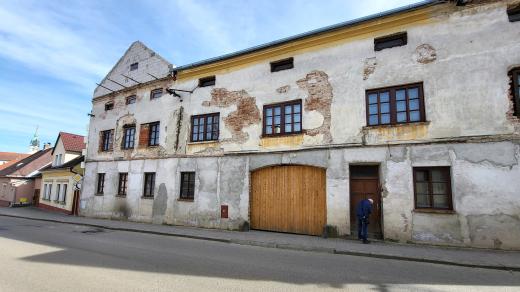 Chátrající dům v Nežárecké ulici v Jindřichově Hradci