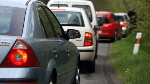 Kolona, uzavírka, dopravní zácpa, omezení, auta. Ilustrační foto