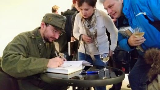 Jan Ciglbauer podepisuje svou knihu Jednadevadesátníci – Skutečný příběh dobrých vojáků 91. regimentu