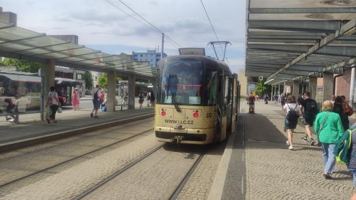 Tramvaj na zastávce u hlavního nádraží v Olomouci