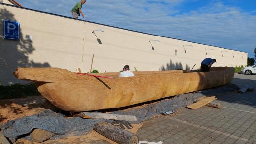 Experimentální archeologové dokončují ve Všestarech dlabanou dřevěnou loď