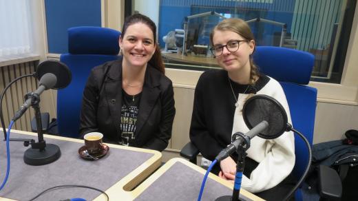 Hana Tomášková a Kateřina Paterová ve studiu Českého rozhlasu Hradec Králové