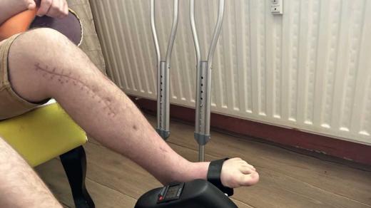 Pan Karel z České Lípy se stále léčí po květnové nehodě na elektrokoloběžce