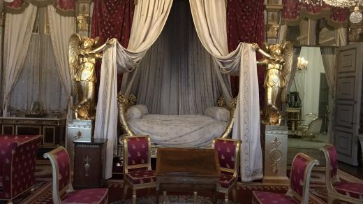 Císařská ložnice byla menší než královská; Napoleon nepotřeboval příliš prostoru, zato vybavení bylo majestátní