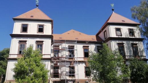 Manželé Slaninovi a jejich životní dobrodružství. Pořídili si chátrající barokní zámek v Hořiněvsi