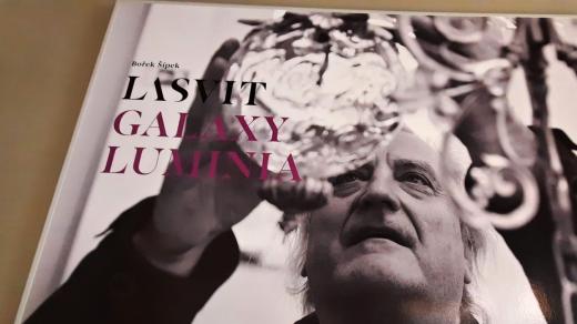 Sklárnu AJETO v Lindavě spoluzakládal Bořek Šípek - reprodukce přebalu knihy