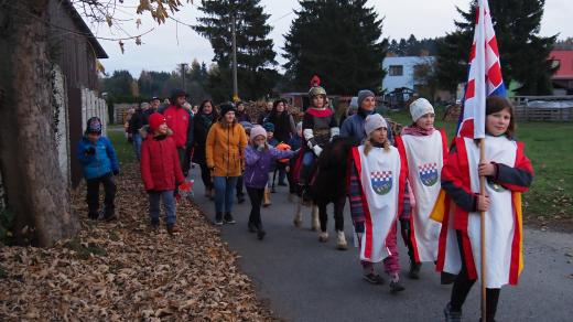 V průvodu s Martinem jdou děti, rodiče, sousedé i hasiči