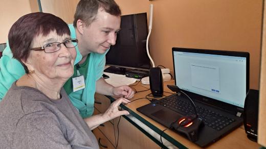 Seniorka Anna Vítková a sociální pracovník Tomáš Fořt