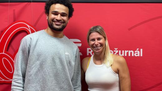 Basketbalista USK Praha Patrick Samoura s modetátorkou pořadu Na síti Andreou Sestini Hlaváčkovou