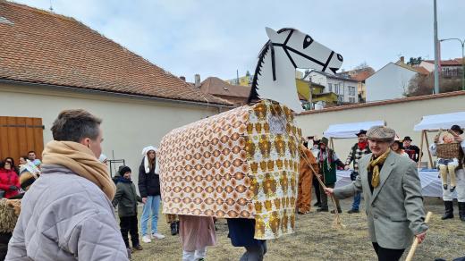 Maska kobyly symbolizuje plodnost a úrodu