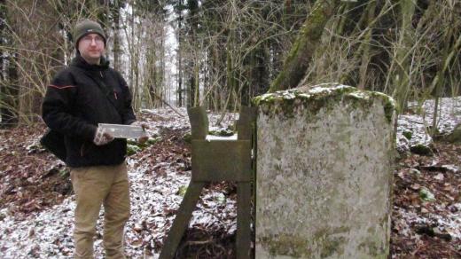 Jan Ciglbauer ukazuje zbytek pancéřové závory firmy Ippen u vesnice Vyšné na Novohradsku. Kompletní zařízení se v jižních Čechách dochovalo jenom u Českých Žlebů