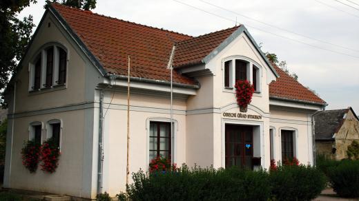 Budova obecního úřadu stojí u hlavní silnice
