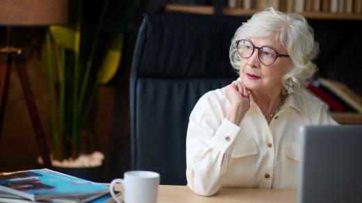 Starší žena v kanceláři